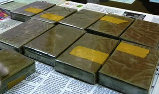 12 bánh heroin găm trong hốc nhựa xe máy