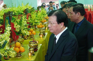 Phó Thủ tướng Trịnh Đình Dũng viếng 13 liệt sĩ hy sinh ở Rào Trăng 3
