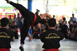 Võ sư Huỳnh Tuấn Kiệt biểu diễn công phu truyền điện công khai
