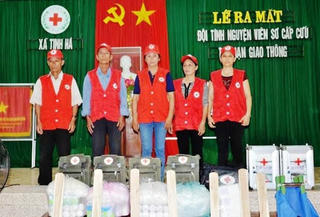 Quảng Ngãi: Đội tình nguyện viên sơ cấp cứu tai nạn giao thông