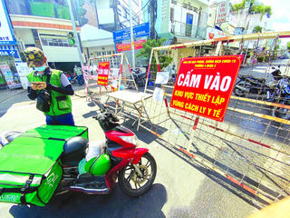 TP Hồ Chí Minh test nhanh người đi đường, phát hiện nhiều ca nghi mắc Covid-19