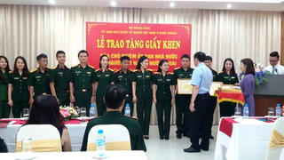 Trao giấy khen cho các nghệ sĩ tích cực hoạt động vì cộng đồng