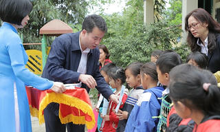 Tặng thẻ BHYT cho học sinh có hoàn cảnh khó khăn