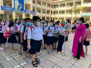 Học sinh tiểu học ở TP Hồ Chí Minh tới trường 'làm quen' trước khi đi học