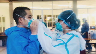 Những cặp đôi chung sức đồng lòng chống dịch
