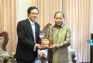 Bộ trưởng Bộ Nội vụ nước CHDCND Lào Xay-xỉ Xẳn-tị-vông tiếp Phó Chủ tịch Ủy ban Trung ương MTTQ Việt Nam Lê Bá Trình