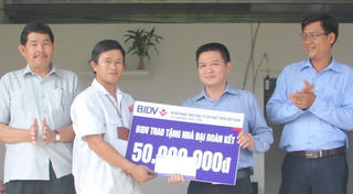 Trao nhà Đại đoàn kết cho 4 hộ nghèo ở huyện Sông Hinh