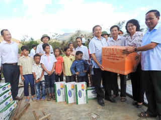 Vinamilk cùng hơn 110 ngàn ly sữa cứu trợ trẻ em vùng lũ tại Quảng Bình và Hà Tĩnh