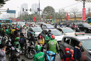 Sau kỳ nghỉ, đường vào Hà Nội chật cứng