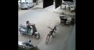 [VIDEO] Nguy hiểm em bé trèo lên xe honda vẫn đang nổ máy