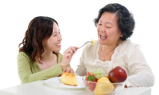 Nguồn dinh dưỡng thiết yếu nào cho người lớn tuổi?