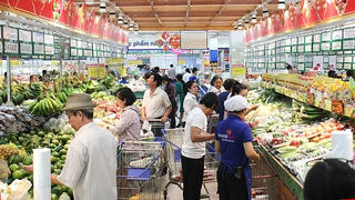 Kéo giảm giá để lo đời sống cho dân