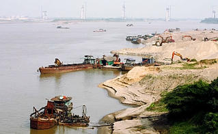 Cát tặc móc ruột lòng sông