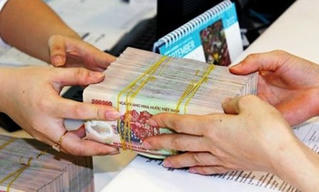 Sếp Bảo hiểm tiền gửi VN: Bị kỷ luật vẫn được tăng lương