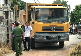 Vào cua, xe tải cán chết cháu bé 18 tháng