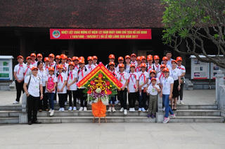 Đoàn thiếu nhi kiều bào ở Lào thăm quê Bác mùa sen nở