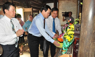 Mặt trận hai nước Việt Nam- Lào dâng hương tưởng niệm Chủ tịch Hồ Chí Minh