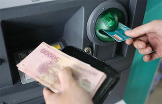 Không để hết tiền trong cây ATM dịp Tết