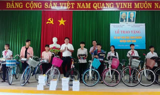 Trao tặng 39 xe đạp cho học sinh nghèo tỉnh Quảng Ngãi