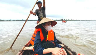 Tấm lòng nghệ sĩ trong hoạn nạn