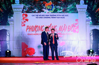 Phượng hồng mãi đỏ - màu hoa tri ân các thế hệ thày cô giáo trường THPT Việt Đức
