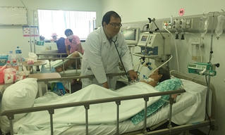 Bác sĩ Việt trắng đêm cứu người ở Phnom Penh