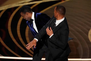 [VIDEO] MC Oscar 2022 Chris Rock ăn cái tát như 'trời giáng' từ Will Smith ngay trên sân khấu