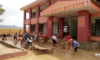 Dọn bùn lũ, đón học sinh trở lại trường