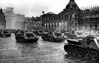 Khoảnh khắc lịch sử từ cuộc duyệt binh đầu tiên mừng Ngày Chiến thắng năm 1945
