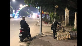 Hai chàng trai tặng chăn cho cụ ông nhặt rác ở Hà Tĩnh