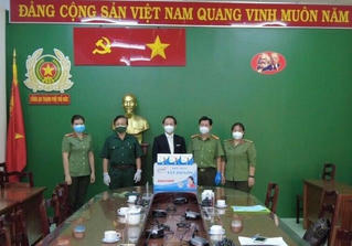 Một Việt kiều tặng 10.000 khẩu trang cho cán bộ, chiến sỹ Công an Thủ Đức trực tiếp tham gia phòng, chống dịch 