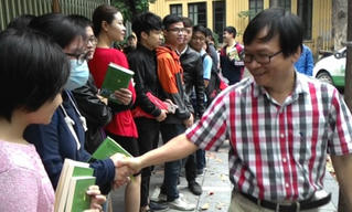 Có áo gấm, sao phải đi đêm?