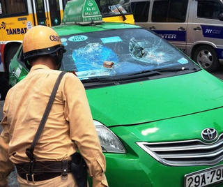 Vi phạm luật giao thông, xe taxi hất ngã CSGT rồi điên cuồng bỏ chạy