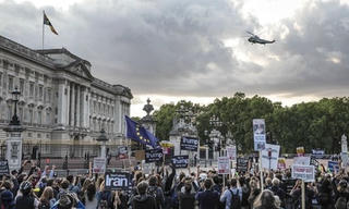 Người Anh biểu tình phản đối Trump trước Điện Buckingham