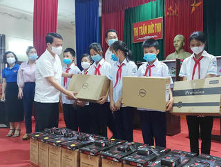 Hà Tĩnh phát động ủng hộ chương trình 'Sóng và máy tính cho em'