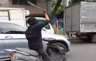 Nam thanh niên chém rụng hàng loạt gương ôtô ở Sài Gòn