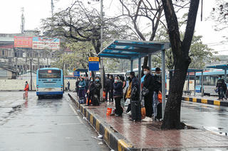 Xe buýt Hà Nội chạy 100% công suất, học sinh đội mưa, háo hức chờ