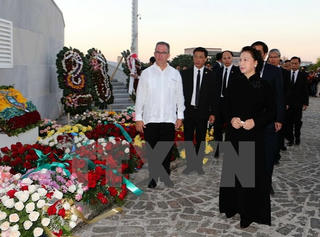 Chủ tịch Quốc hội Nguyễn Thị Kim Ngân viếng Lãnh tụ Cuba Fidel Castro tại Cuba