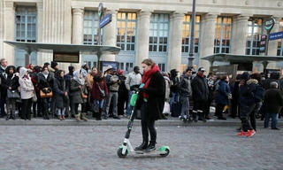Dân Paris đi làm bằng scooter