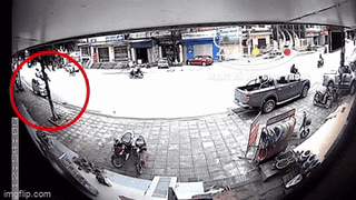  Khoảnh Khắc Mazda húc bay Kia morning và nhiều xe máy trên via hè