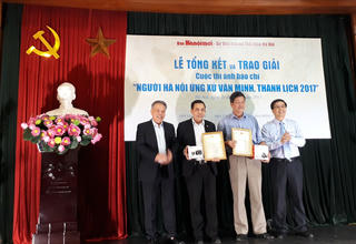 19 tác phẩm đoạt giải ảnh ‘Người Hà Nội ứng xử văn minh, thanh lịch 2017’