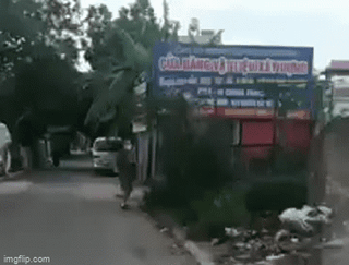 [VIDEO] Tập thể dục trái quy định, người đàn ông bỏ chạy khỏi lực lượng chức năng 
