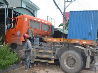 Xe đầu kéo đâm vào nhà dân, hai bà cháu bị cán chết khi đang ngủ