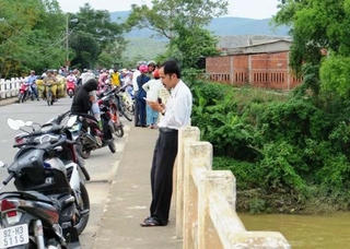 Vẫn chưa tìm được xác đôi nam nữ nhảy cầu