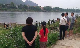 2 anh em họ đuối nước trên sông Mã