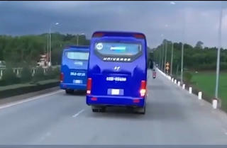 Phạt 8 triệu, tước bằng 2 tháng hai tài xế cản đường xe chữa cháy 