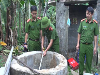 Cháu bé 2 tuổi nghi bị ném xuống giếng tử vong