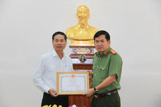 An Giang: Giám đốc Công an tỉnh nhận Bằng khen của Bộ trưởng Bộ y tế