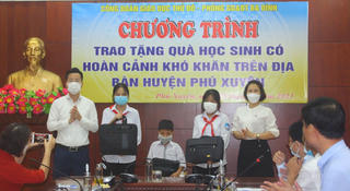 Hàng trăm thiết bị học tập trao tặng học sinh nghèo