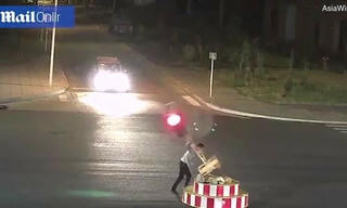 Đập phá cột đèn giao thông vì chờ đèn đỏ ‘quá lâu’